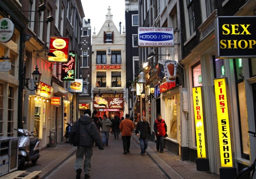 Το Άμστερνταμ απαγόρευσε τις τουριστικές περιοδείες στην περιοχή των «Κόκκινων Φαναριών»