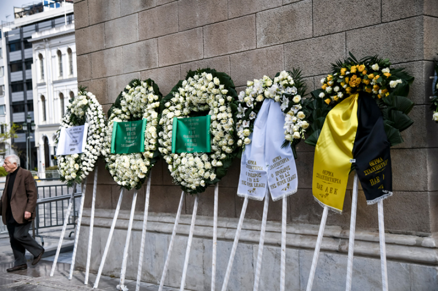 Σε κλίμα συγκίνησης το τελευταίο «αντίο» στον Θανάση Γιαννακόπουλο - Δείτε βίντεο