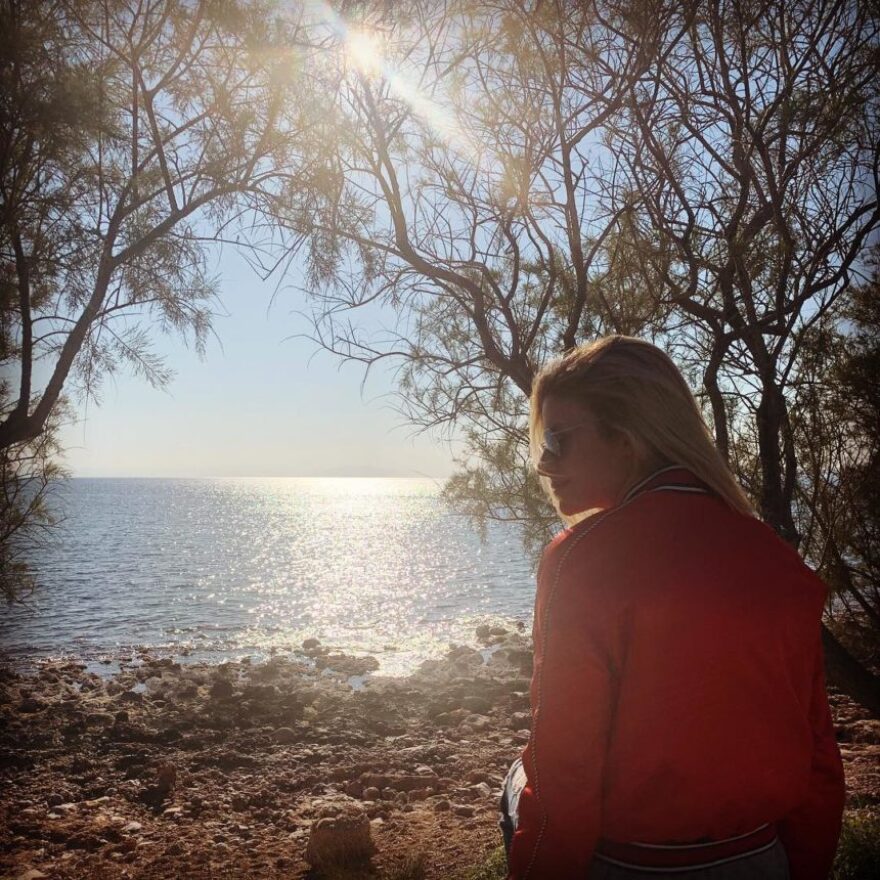 Αραβανή- Οικονομόπουλος: Βόλτα δίπλα στη θάλασσα για το ζευγάρι 