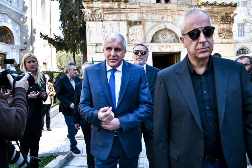 Σε κλίμα συγκίνησης το τελευταίο «αντίο» στον Θανάση Γιαννακόπουλο - Δείτε βίντεο