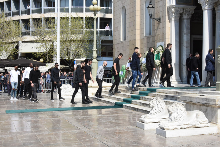 Σε κλίμα συγκίνησης το τελευταίο «αντίο» στον Θανάση Γιαννακόπουλο - Δείτε βίντεο