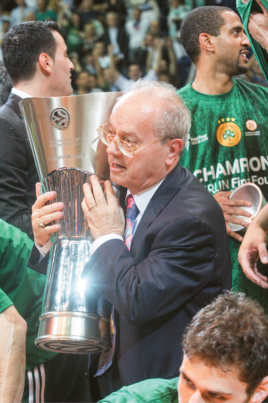 Σε λαϊκό προσκύνημα η σορός του Θανάση Γιαννακόπουλου: Το άλμπουμ της «πράσινης» ζωής του «τυφώνα»