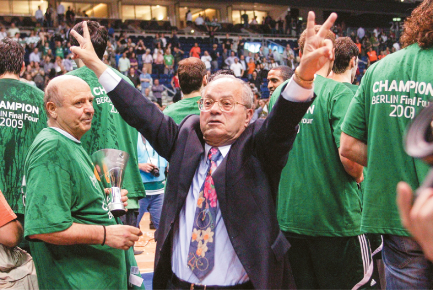 Σε λαϊκό προσκύνημα η σορός του Θανάση Γιαννακόπουλου: Το άλμπουμ της «πράσινης» ζωής του «τυφώνα»