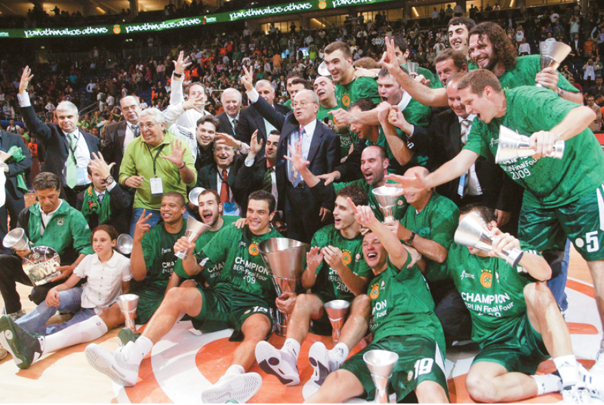 Σε λαϊκό προσκύνημα η σορός του Θανάση Γιαννακόπουλου: Το άλμπουμ της «πράσινης» ζωής του «τυφώνα»