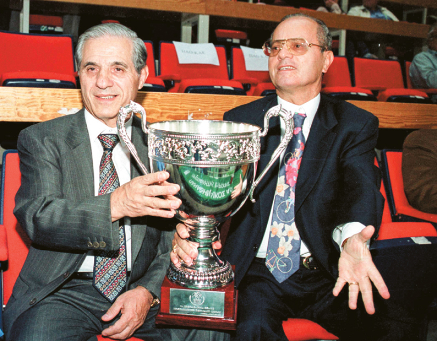 Σε λαϊκό προσκύνημα η σορός του Θανάση Γιαννακόπουλου: Το άλμπουμ της «πράσινης» ζωής του «τυφώνα»