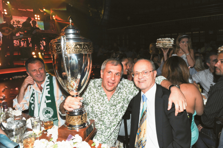 Σε λαϊκό προσκύνημα η σορός του Θανάση Γιαννακόπουλου: Το άλμπουμ της «πράσινης» ζωής του «τυφώνα»