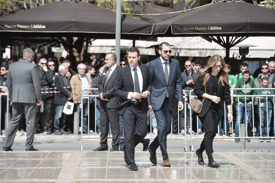 Σε κλίμα συγκίνησης το τελευταίο «αντίο» στον Θανάση Γιαννακόπουλο - Δείτε βίντεο