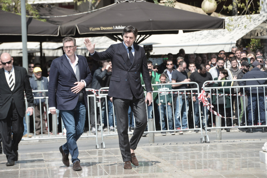 Σε κλίμα συγκίνησης το τελευταίο «αντίο» στον Θανάση Γιαννακόπουλο - Δείτε βίντεο