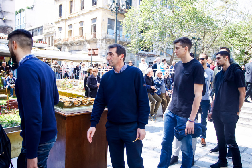 Σε κλίμα συγκίνησης το τελευταίο «αντίο» στον Θανάση Γιαννακόπουλο - Δείτε βίντεο