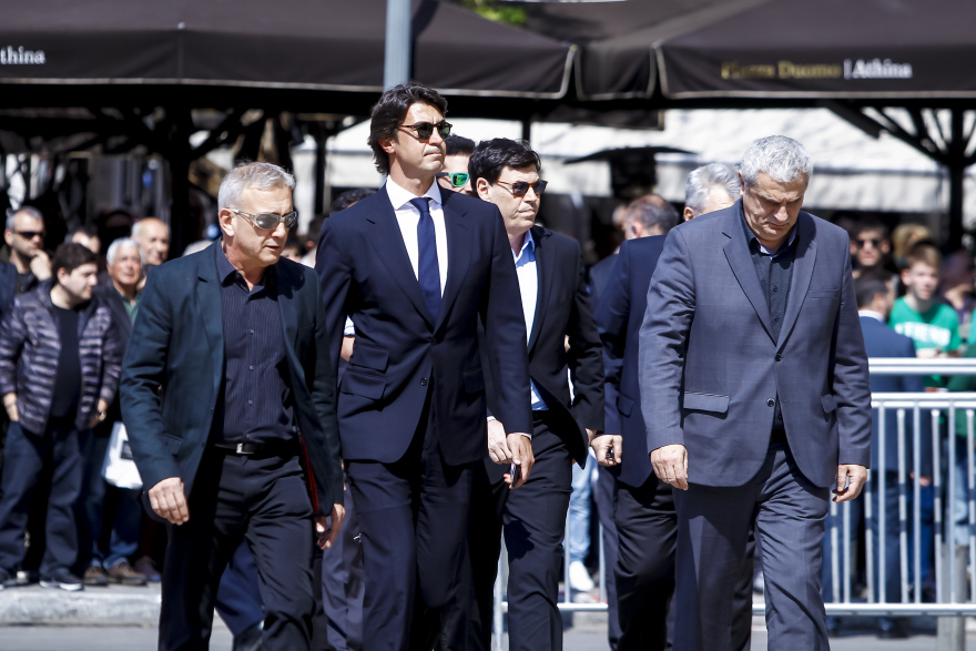 Σε κλίμα συγκίνησης το τελευταίο «αντίο» στον Θανάση Γιαννακόπουλο - Δείτε βίντεο