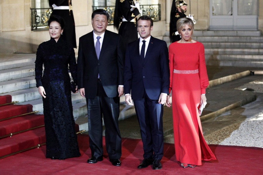 Η Μπριζίτ Μακρόν υποδέχθηκε στο Ελιζέ το προεδρικό ζεύγος της Κίνας... με κόκκινο φόρεμα 