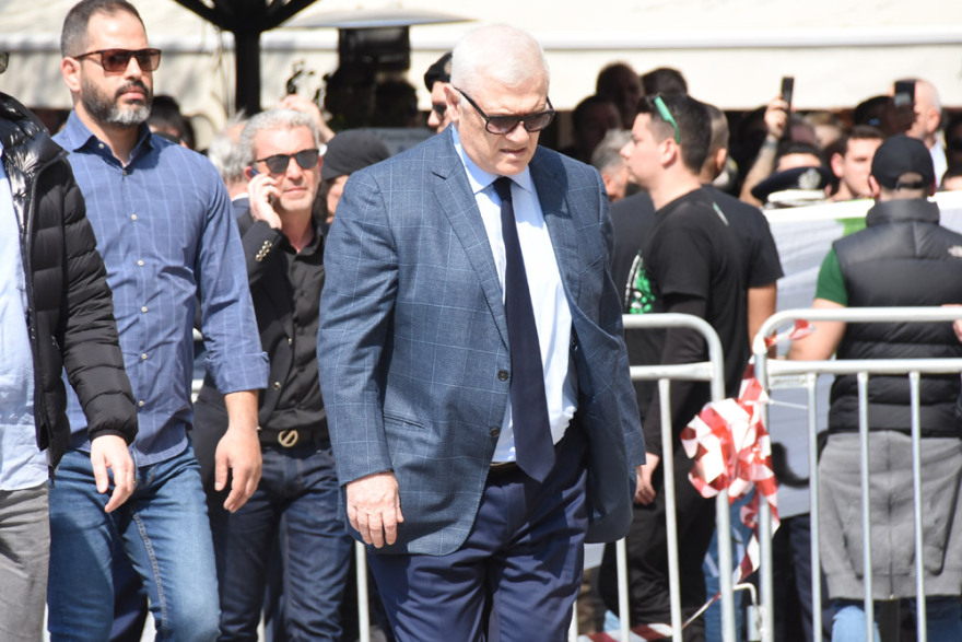 Σε κλίμα συγκίνησης το τελευταίο «αντίο» στον Θανάση Γιαννακόπουλο - Δείτε βίντεο