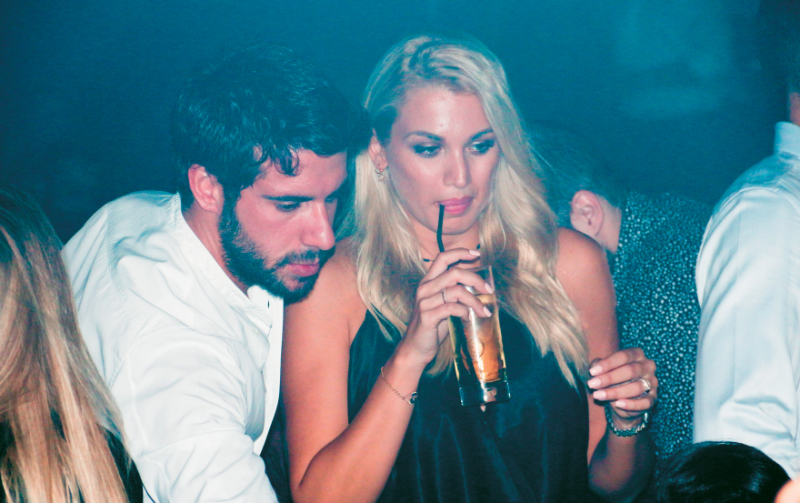 «Χτυπάει» το κεφάλι του στα έπιπλα ο Mr. Interni για την Κωνσταντίνα Σπυροπούλου