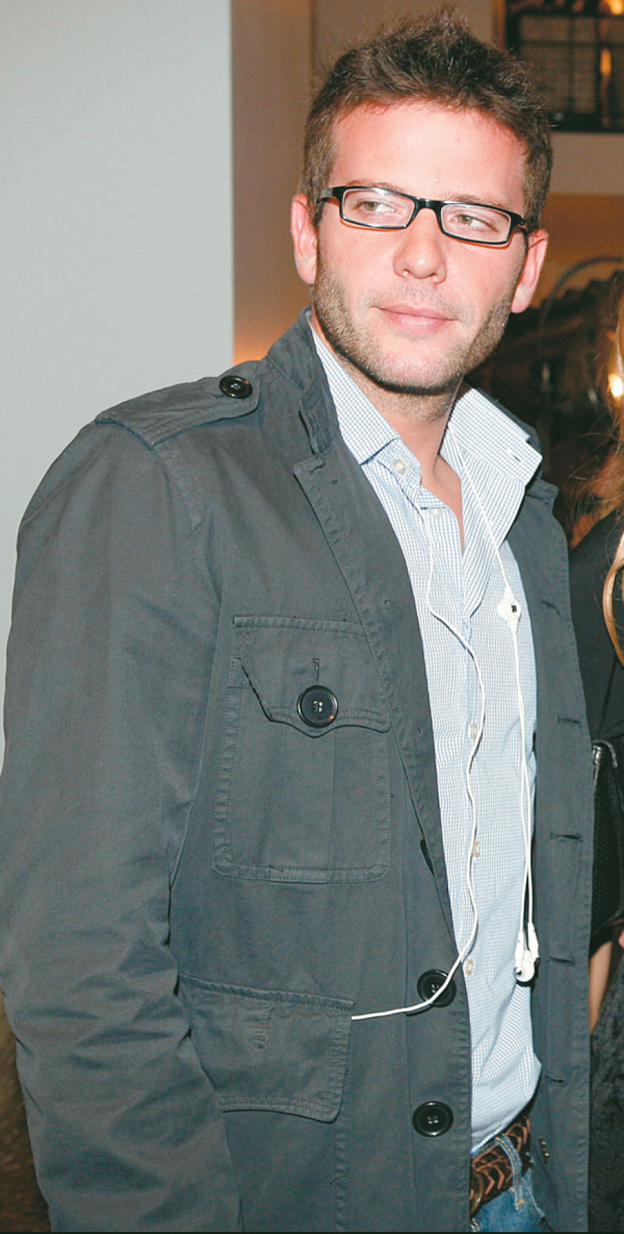 «Χτυπάει» το κεφάλι του στα έπιπλα ο Mr. Interni για την Κωνσταντίνα Σπυροπούλου