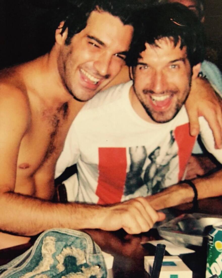 Ο Χριστόφορος Παπακαλιάτης ποζάρει με τον μεγάλο του αδερφό 