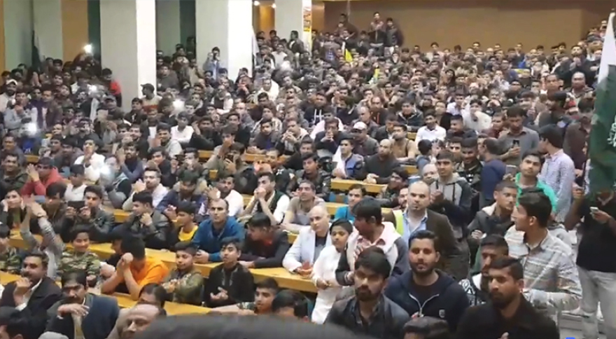 Βίντεο: Δείτε τον Βίτσα να υπόσχεται ιθαγένεια στην πακιστανική κοινότητα