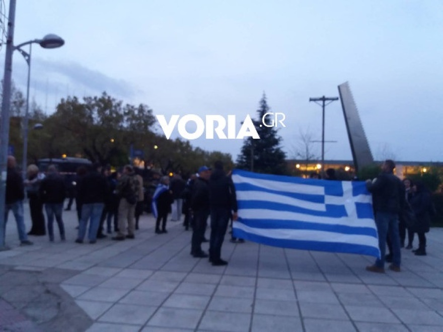 «Φρούριο» το Βελλίδειο: Αποδοκιμασίες και συνθήματα κατά Τσίπρα