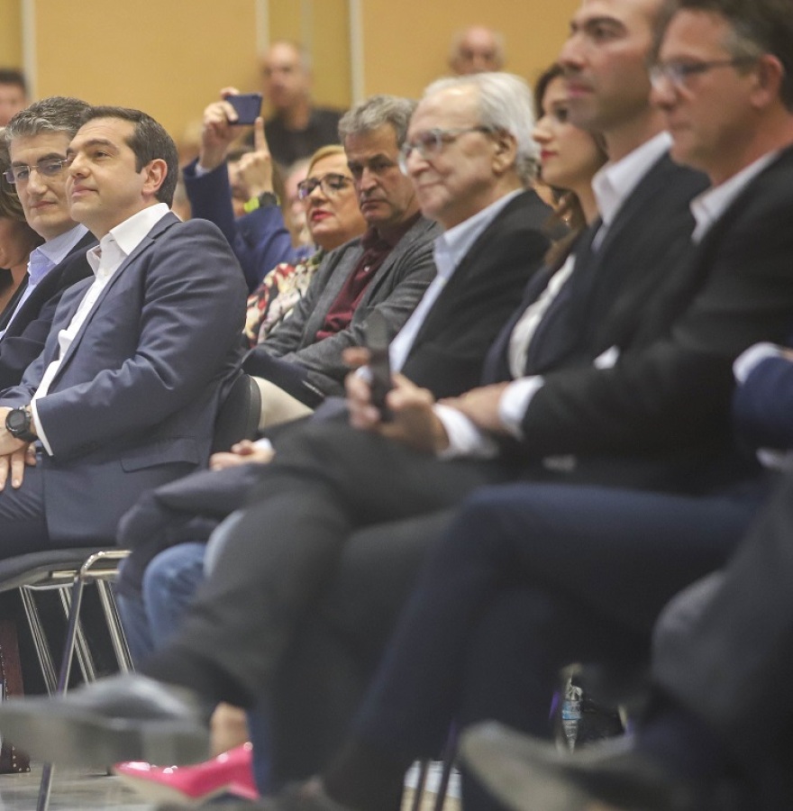 Φωτογραφίες: «Θάμπωσε» η Νοτοπούλου με τις φλούο ροζ γόβες της