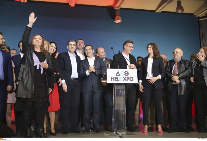 Φωτογραφίες: «Θάμπωσε» η Νοτοπούλου με τις φλούο ροζ γόβες της