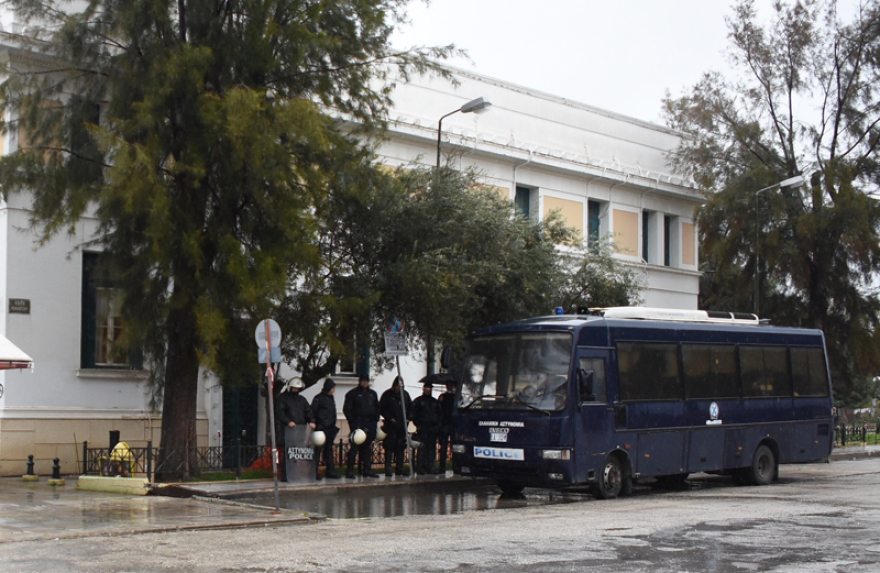 Σε αστυνομικό κλοιό τα δικαστήρια στην Κόρινθο για την απολογία του 35χρονου - Δείτε βίντεο