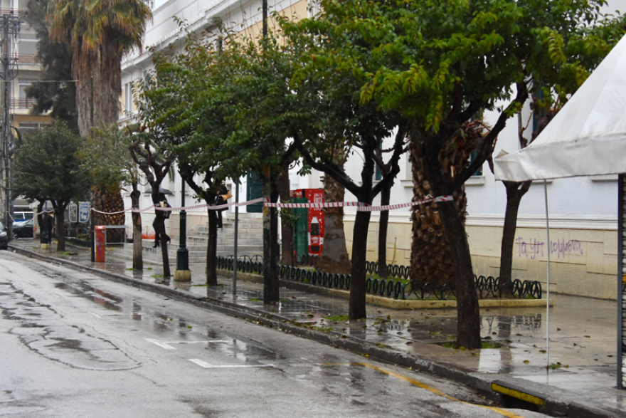 Σε αστυνομικό κλοιό τα δικαστήρια στην Κόρινθο για την απολογία του 35χρονου - Δείτε βίντεο