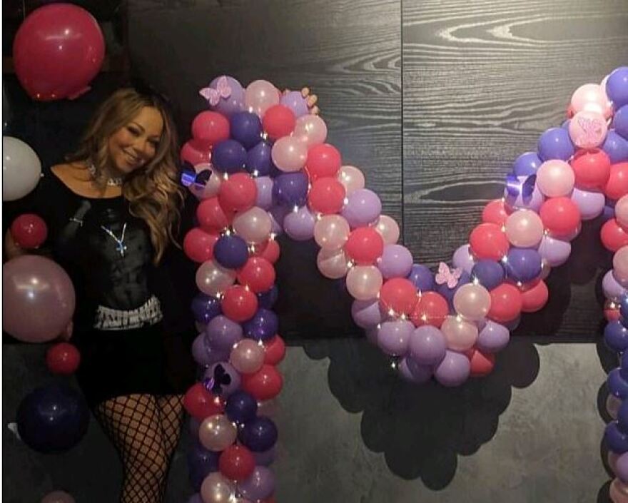 Η Μαράια Κάρεϊ έγινε 49 και το γιορτάζει με μπαλόνια και τραγούδια