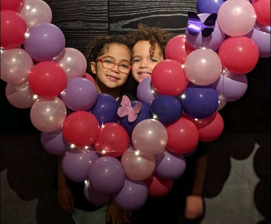 Η Μαράια Κάρεϊ έγινε 49 και το γιορτάζει με μπαλόνια και τραγούδια