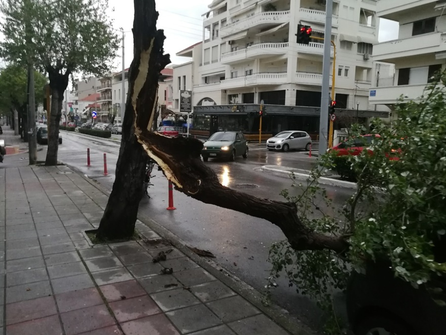 Η κακοκαιρία «σφυροκοπά» την Κρήτη: Κλειστοί δρόμοι λόγω κατολισθήσεων, δεμένα τα πλοία στα λιμάνια