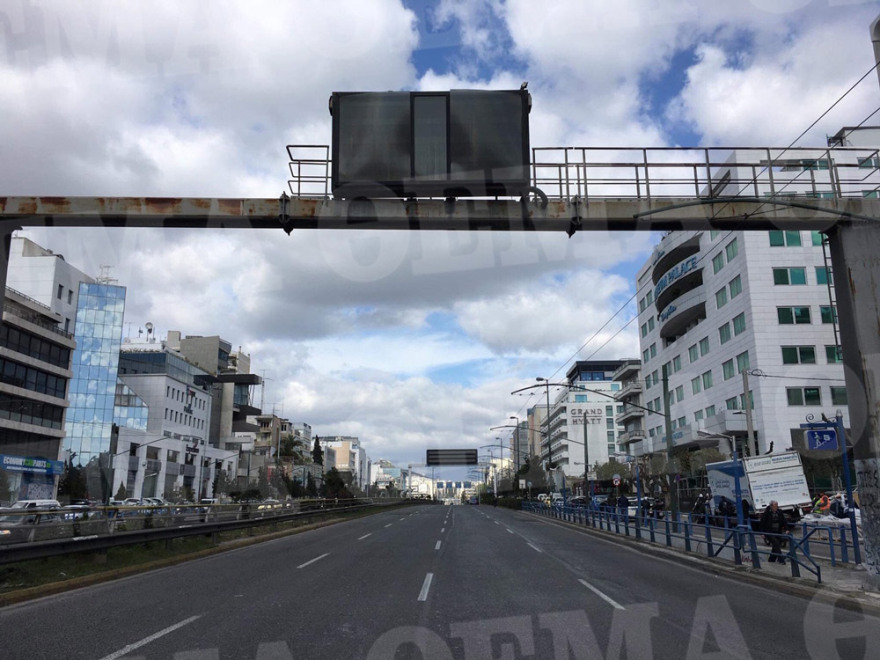 Χάος στη Συγγρού: Εκτροπή κυκλοφορίας λόγω πινακίδας που κρέμεται από τον αέρα