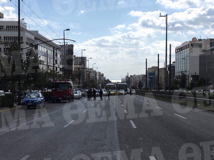 Χάος στη Συγγρού: Εκτροπή κυκλοφορίας λόγω πινακίδας που κρέμεται από τον αέρα