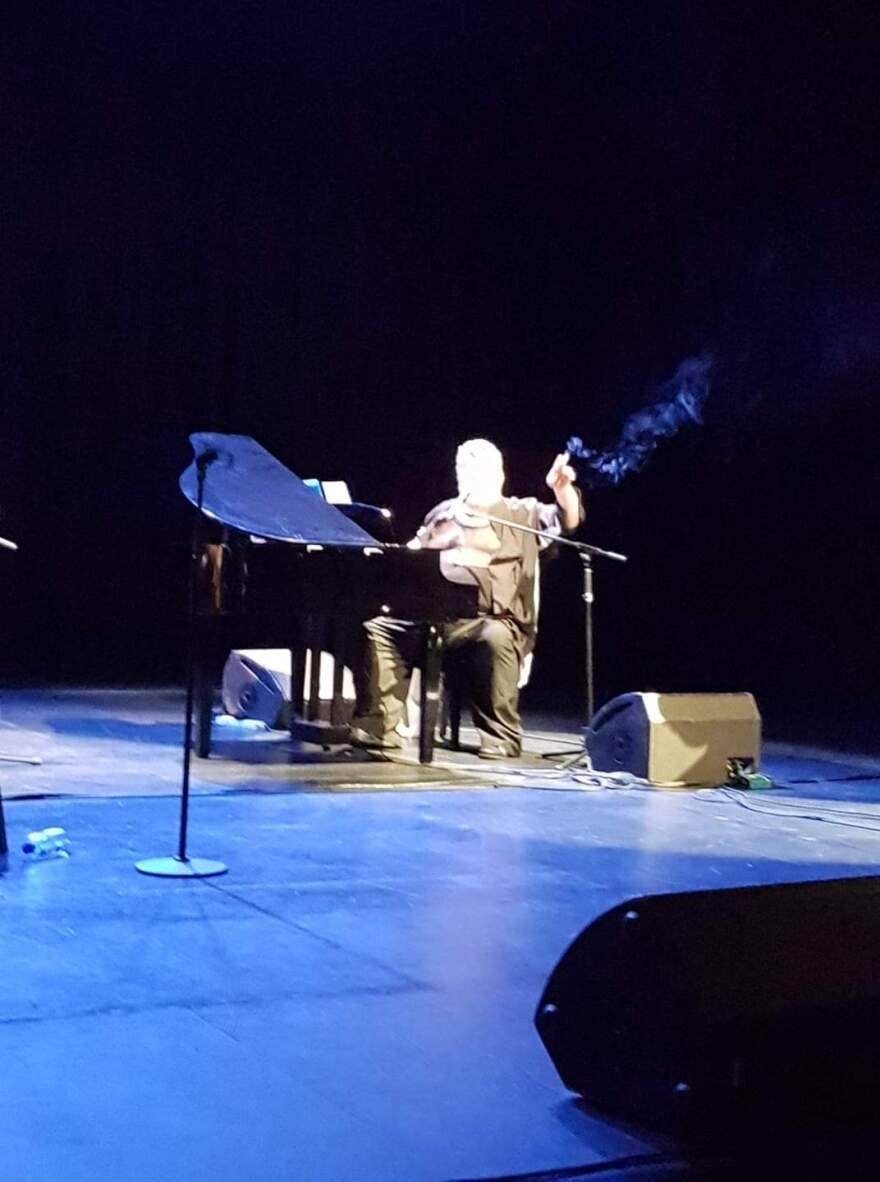 Κραουνάκης: Με τσιγάρο σε συναυλία του Κυπριακού Συνδέσμου Καρκινοπαθών!