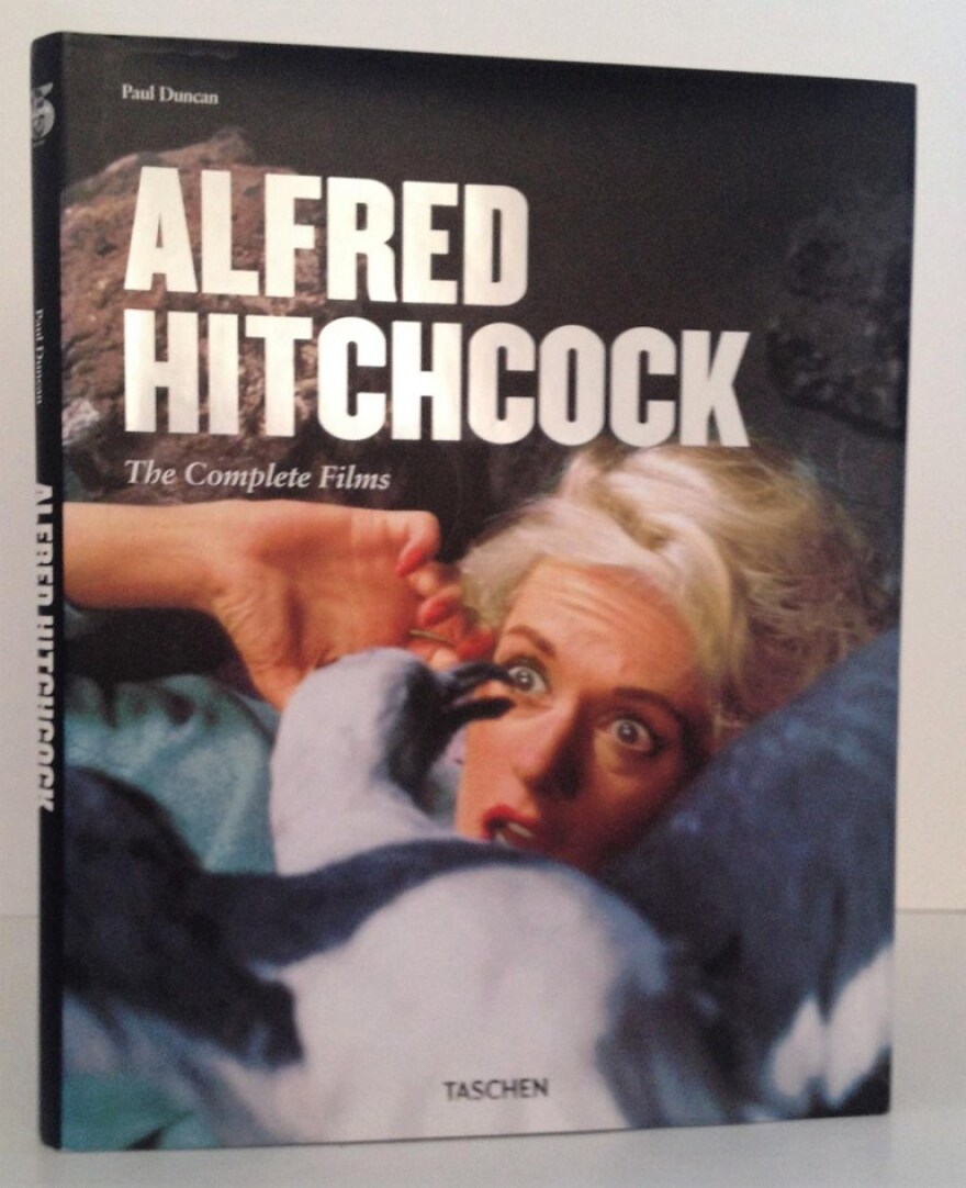 Σπάνιες φωτογραφίες του μετρ του τρόμου πίσω από τις σκηνές στο βιβλίο «Alfred Hitchcock. The Complete Films» 