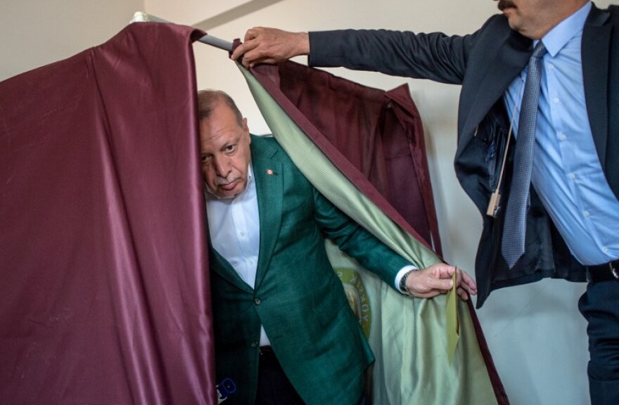 Φωτογραφίες: Με πράσινο σακάκι πήγε να ψηφίσει ο Ερντογάν στις δημοτικές εκλογές