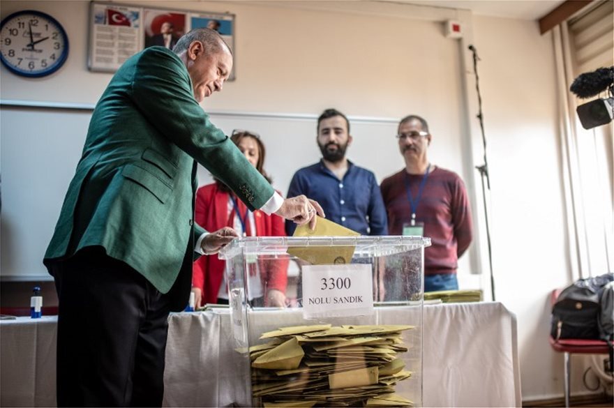 Φωτογραφίες: Με πράσινο σακάκι πήγε να ψηφίσει ο Ερντογάν στις δημοτικές εκλογές