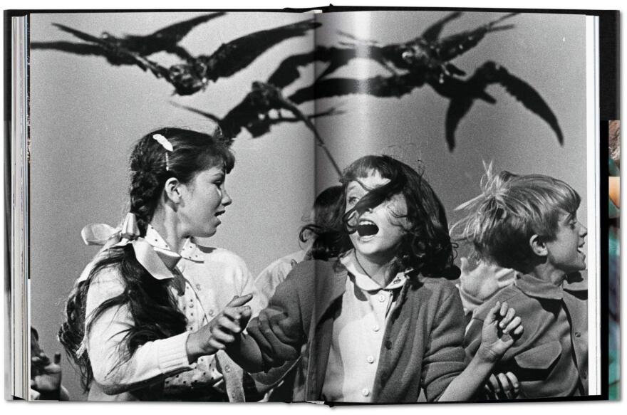 Σπάνιες φωτογραφίες του μετρ του τρόμου πίσω από τις σκηνές στο βιβλίο «Alfred Hitchcock. The Complete Films» 