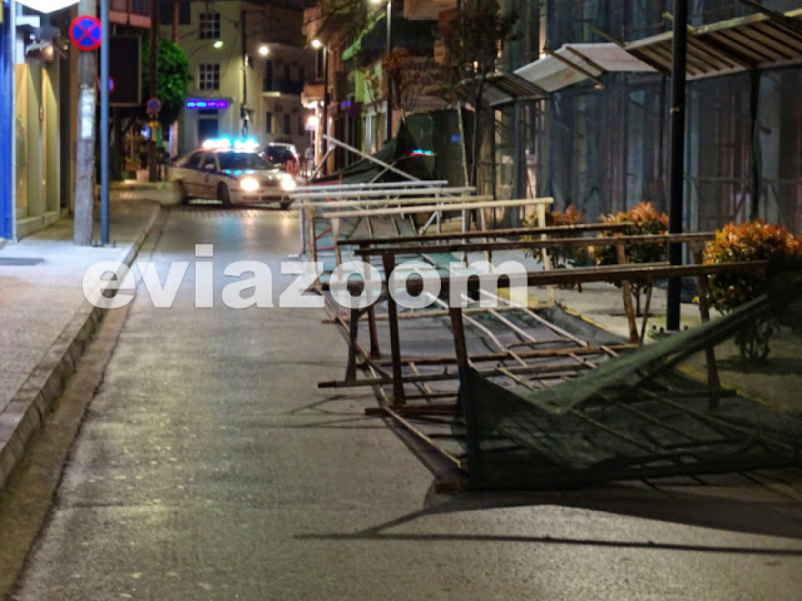 Χαλκίδα: Ο δυνατός αέρας έριξε σκαλωσιά στη μέση του δρόμου - Από θαύμα δεν υπήρξαν θύματα