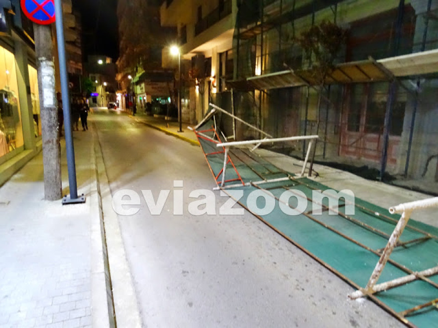 Χαλκίδα: Ο δυνατός αέρας έριξε σκαλωσιά στη μέση του δρόμου - Από θαύμα δεν υπήρξαν θύματα
