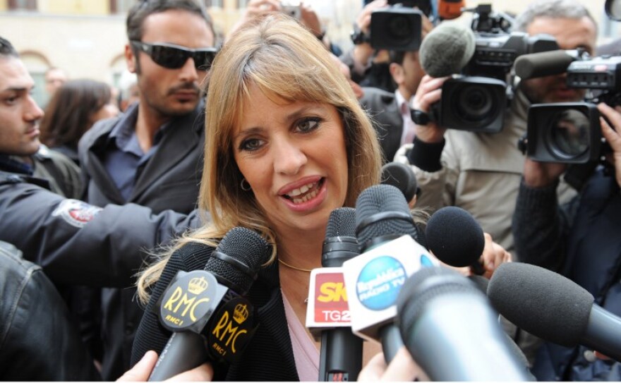 Έξαλλη η εγγονή του Μουσολίνι με τον Τζιμ Κάρεϊ - Zωγράφισε τον νεκρό παππού της κρεμασμένο ανάποδα!