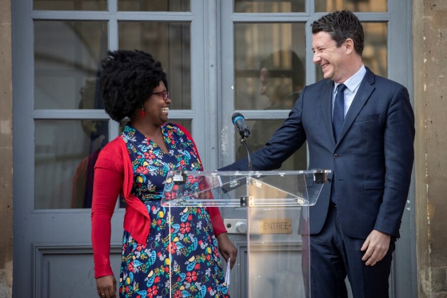 Ποια είναι η Sibeth Ndiaye, η νέα κυβερνητική εκπρόσωπος του Μακρόν από τη Σενεγάλη