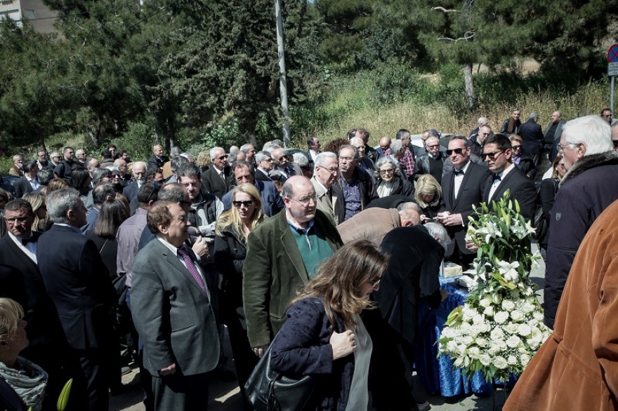 Πλήθος κόσμου για το τελευταίο «αντίο» στον Αντώνη Βγόντζα