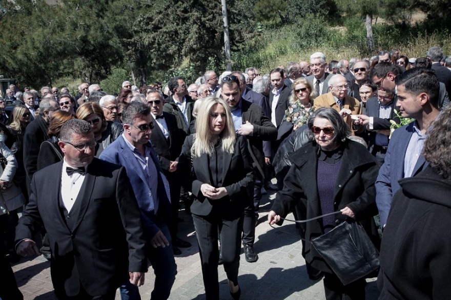 Πλήθος κόσμου για το τελευταίο «αντίο» στον Αντώνη Βγόντζα