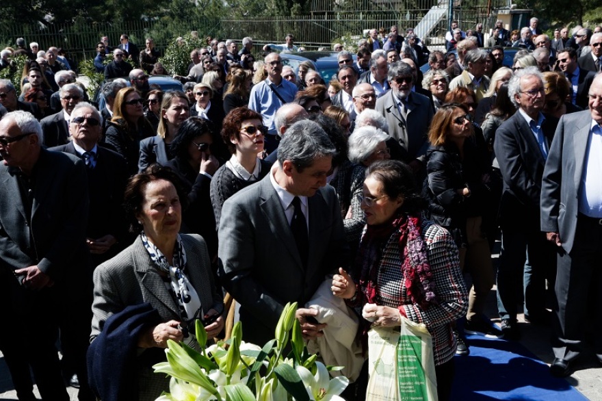 Πλήθος κόσμου για το τελευταίο «αντίο» στον Αντώνη Βγόντζα