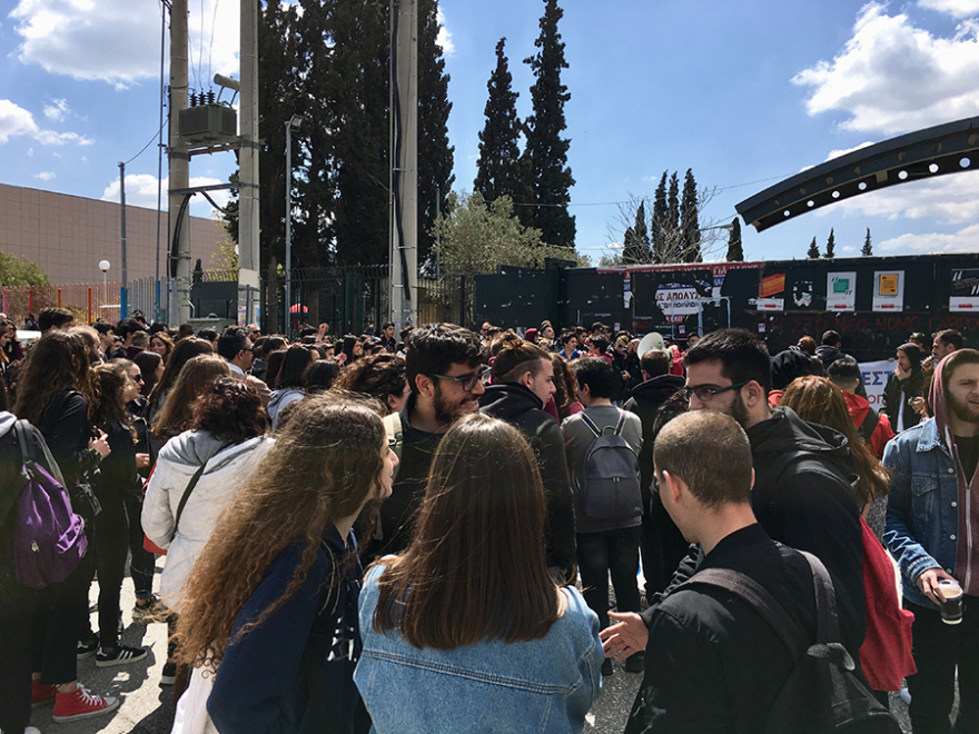 Συγκέντρωση μαθητών έξω από το υπ. Παιδείας - «Κάτω ο νόμος Γαβρόγλου»