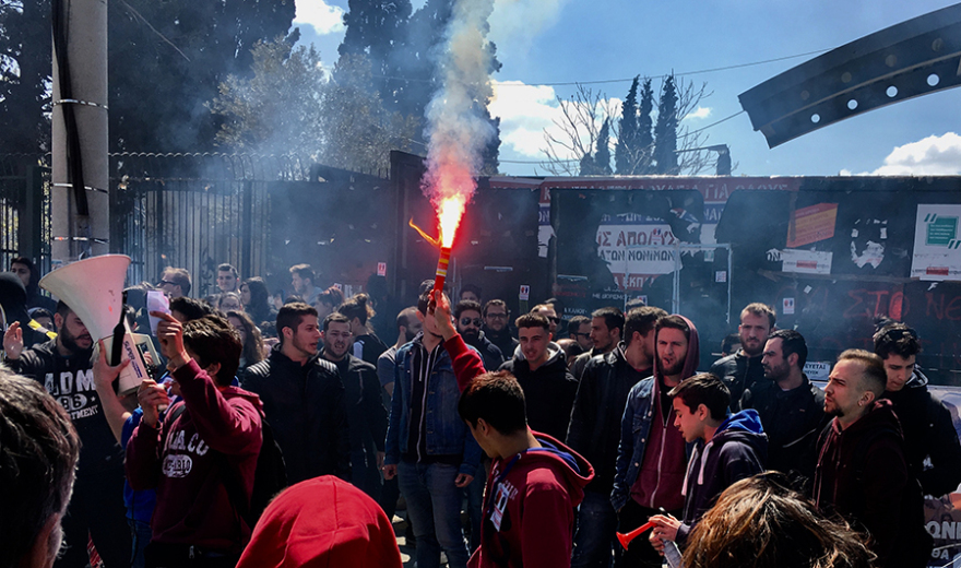 Συγκέντρωση μαθητών έξω από το υπ. Παιδείας - «Κάτω ο νόμος Γαβρόγλου»