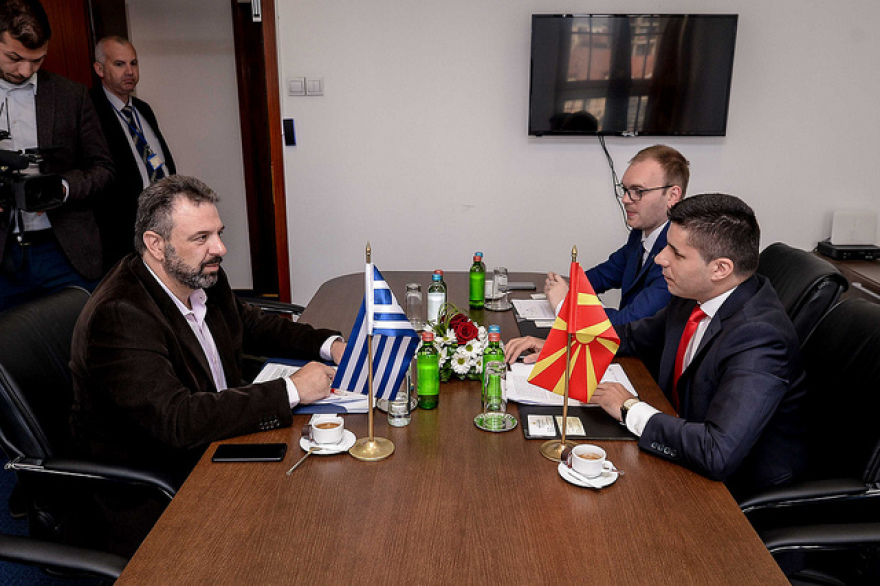 Με χαμόγελα ο Τσίπρας στα Σκόπια για την «πατριωτική» συμφωνία - «Άναψε φωτιές» με το αεροδρόμιο «Μίκρα»