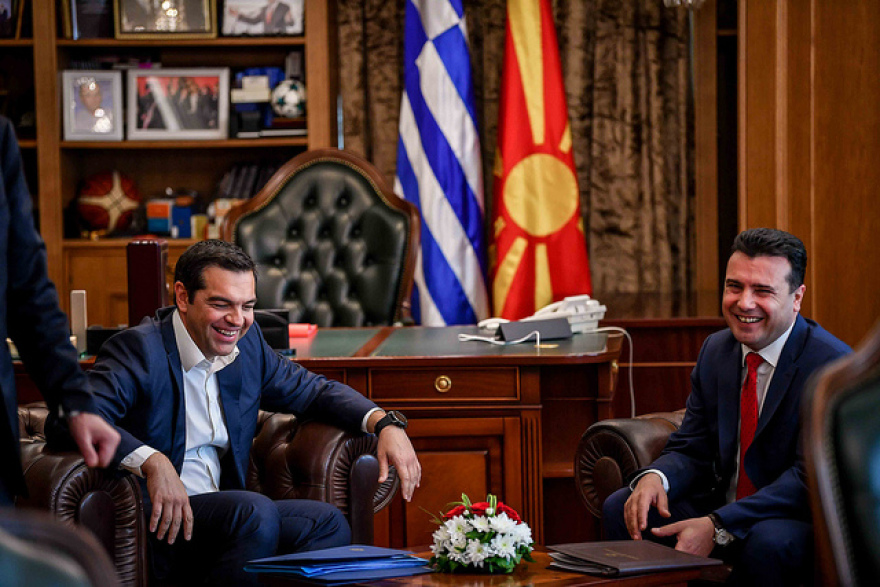 Με χαμόγελα ο Τσίπρας στα Σκόπια για την «πατριωτική» συμφωνία - «Άναψε φωτιές» με το αεροδρόμιο «Μίκρα»