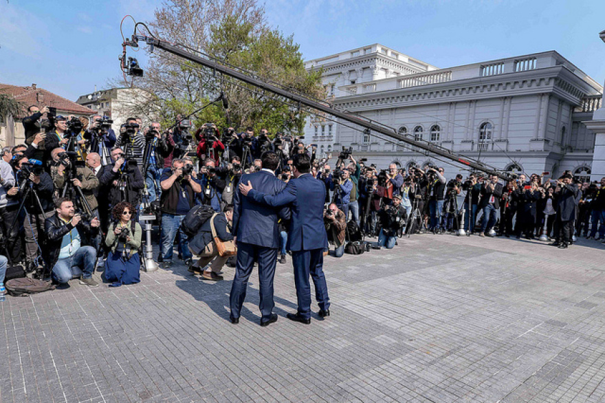 Με χαμόγελα ο Τσίπρας στα Σκόπια για την «πατριωτική» συμφωνία - «Άναψε φωτιές» με το αεροδρόμιο «Μίκρα»