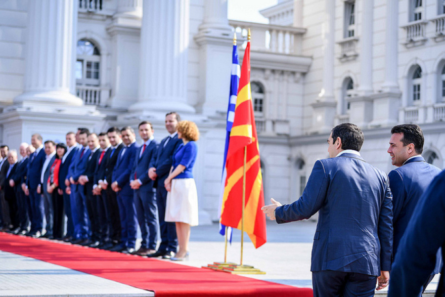 Με χαμόγελα ο Τσίπρας στα Σκόπια για την «πατριωτική» συμφωνία - «Άναψε φωτιές» με το αεροδρόμιο «Μίκρα»