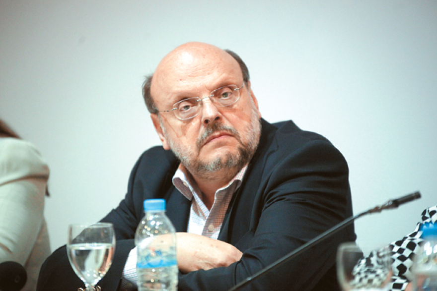 Ο Καραμανλής, τα «ορφανά»  και η ακατανόητη αφωνία του