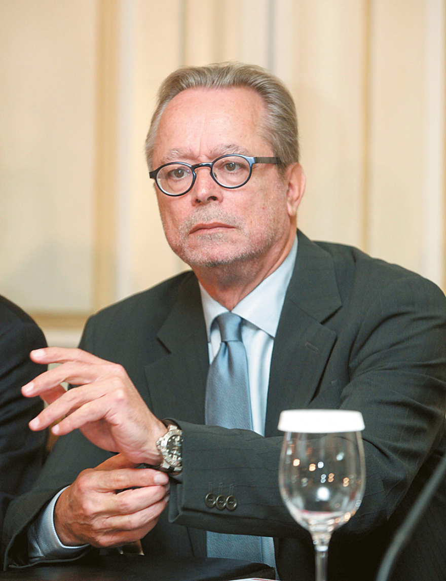 Ο Καραμανλής, τα «ορφανά»  και η ακατανόητη αφωνία του